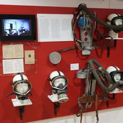 Bild vergrern: Alte Feuerwehrmasken