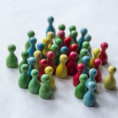 Bild vergr&ouml;&szlig;ern: kleine bunte Spielfiguren aus Holz