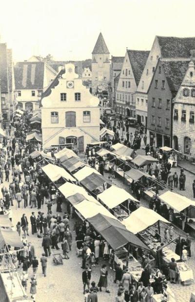 Bild vergrößern: Jahrmarkt am Stadtplatz