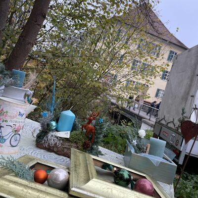 Bild vergr��ern: Markt vor Sisi-Schloss